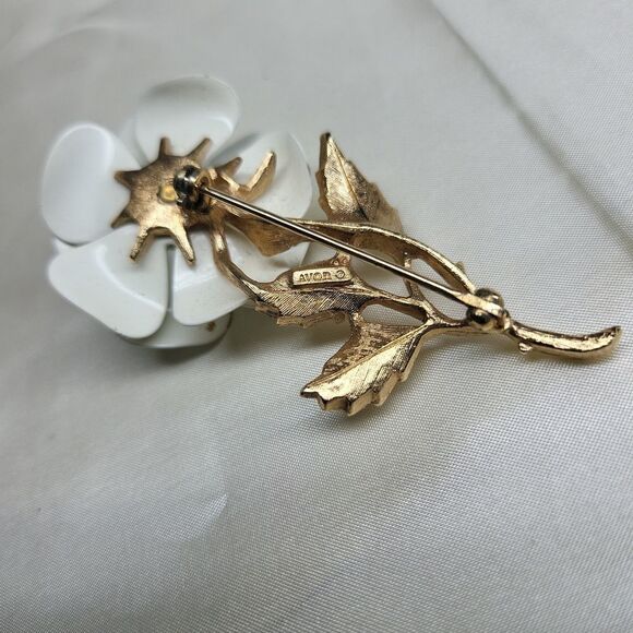 Vintage 1972 Avon Snow Flower Brooch White Enamel Gold - Picture 4 of 5